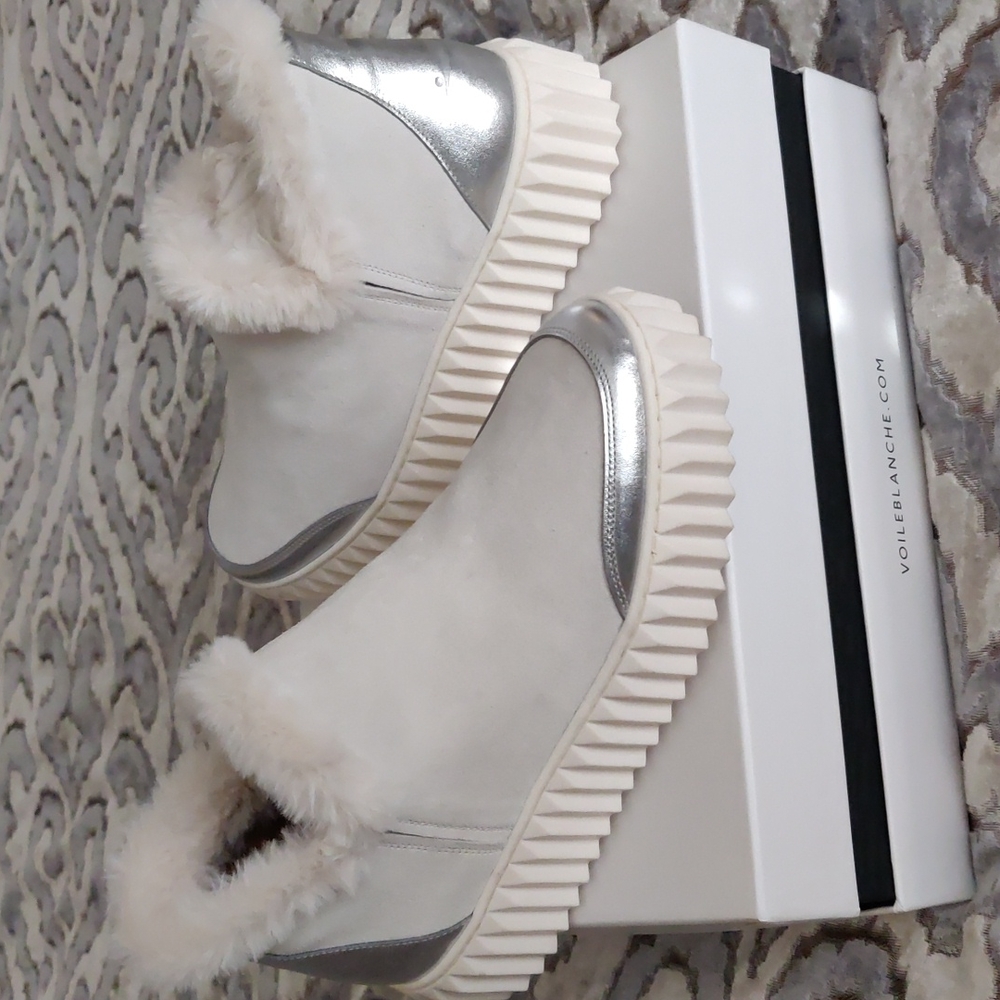 White Brand new boots.Size 36. Fur trim in top. Stylish and comfy.